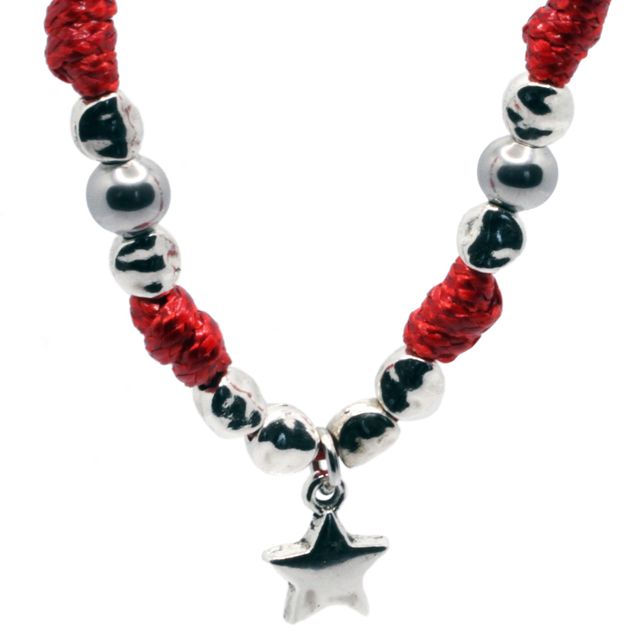 Collar rojo de nudos artesanal con estrella