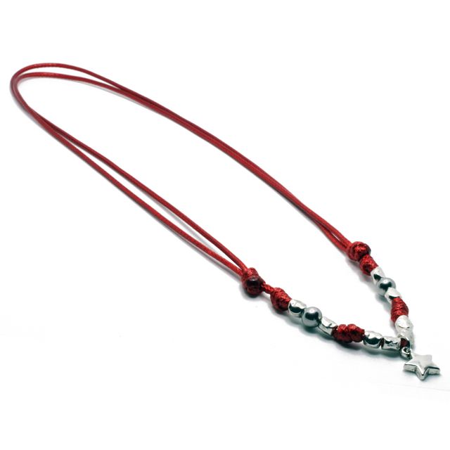 Collar rojo de nudos artesanal con estrella