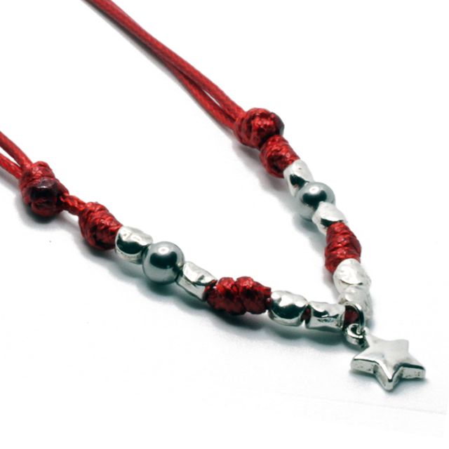 Collar rojo de nudos artesanal con estrella