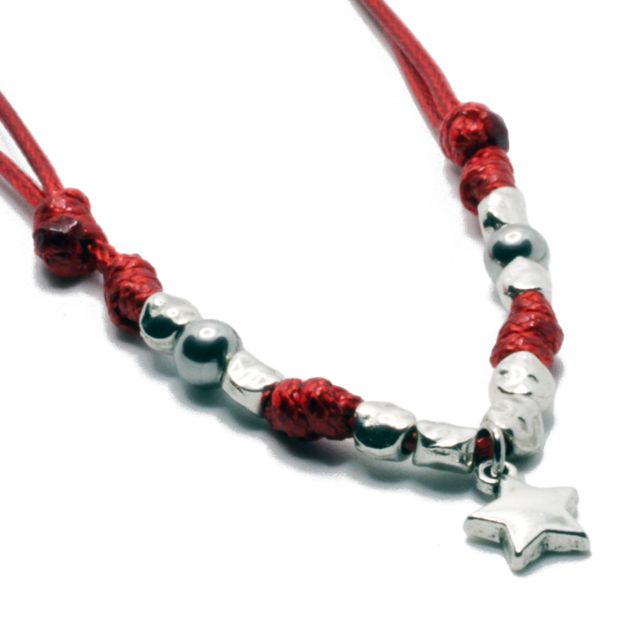 Collar rojo de nudos artesanal con estrella