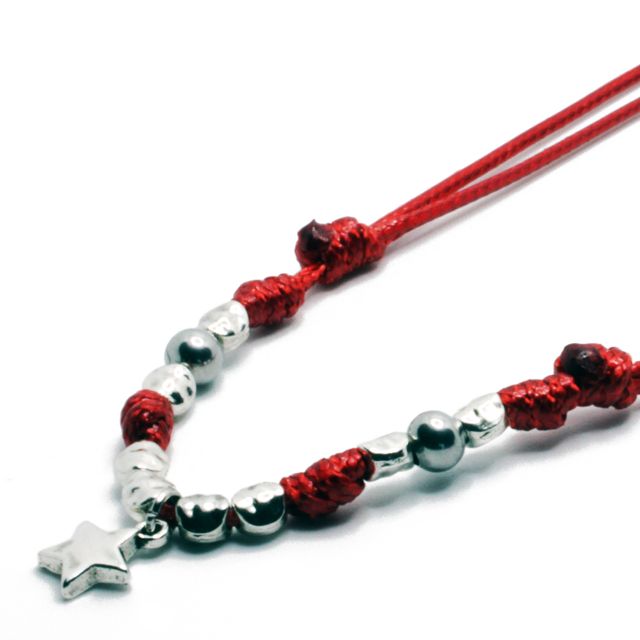 Collar rojo de nudos artesanal con estrella