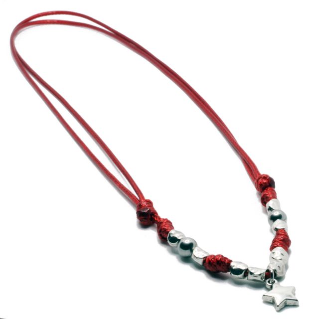 Collar rojo de nudos artesanal con estrella