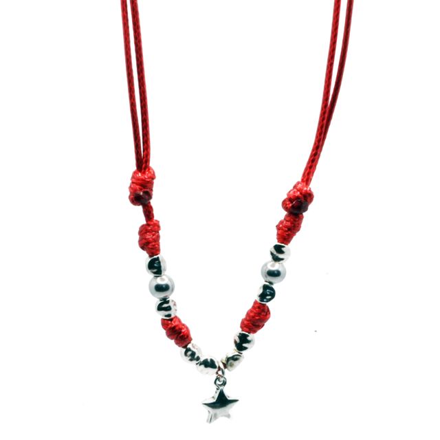 Collar rojo de nudos artesanal con estrella