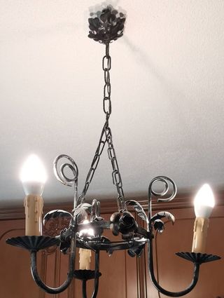 Lampadario in ferro battuto.