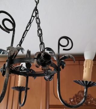 Lampadario in ferro battuto.