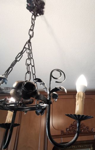 Lampadario in ferro battuto.