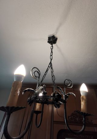Lampadario in ferro battuto.