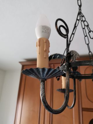 Lampadario in ferro battuto.