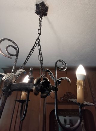 Lampadario in ferro battuto.
