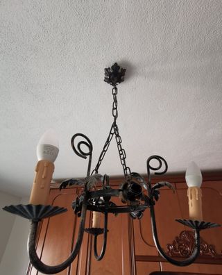 Lampadario in ferro battuto.