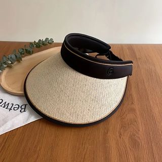 Visera beige y negra