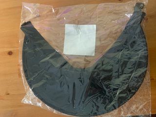 Visera beige y negra