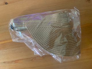 Visera beige y negra