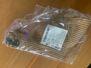 Visera beige y negra