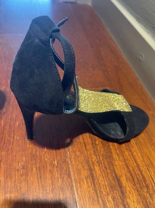 Sandalias negras tacón dorado