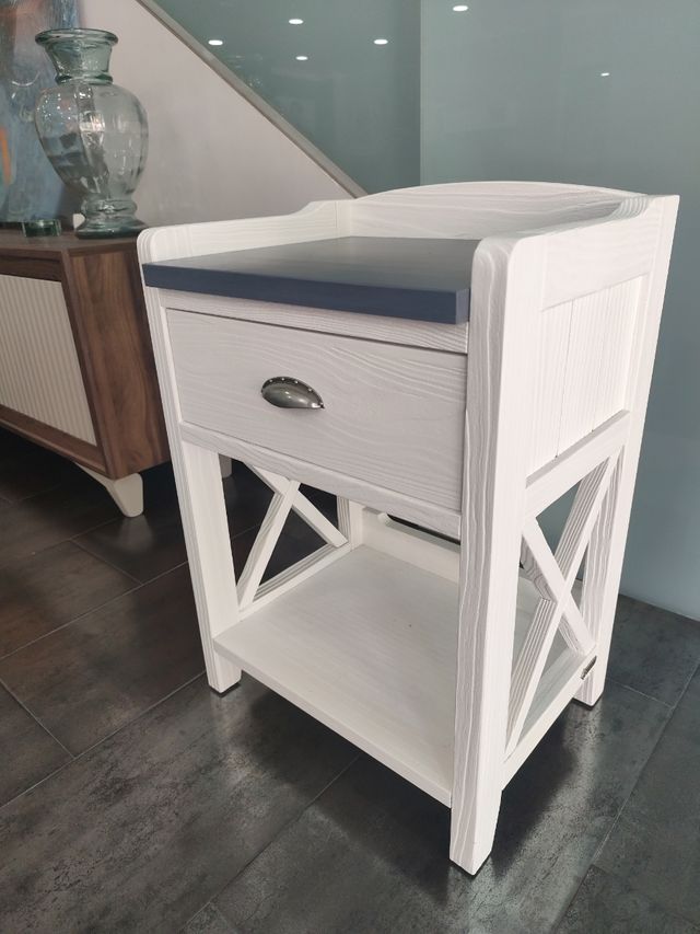 Mesita 47cm -madera maciza nueva. Te la llevo