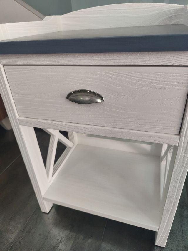 Mesita 47cm -madera maciza nueva. Te la llevo