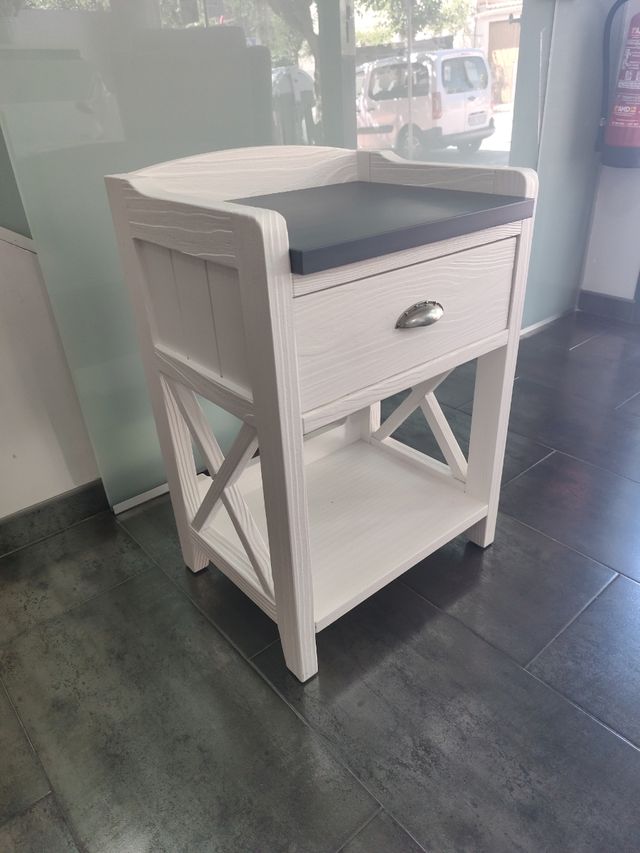Mesita 47cm -madera maciza nueva. Te la llevo