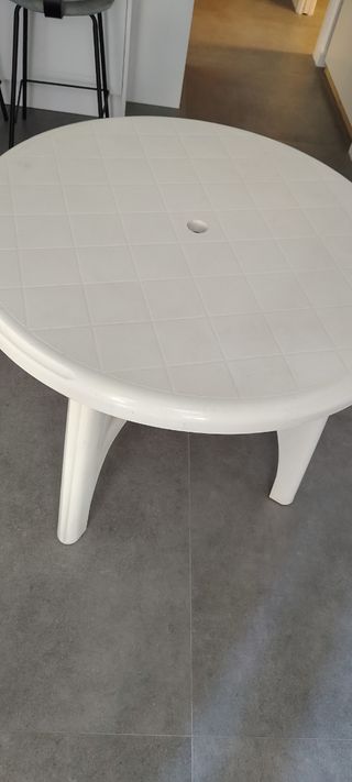 Mesa redonda blanca de plástico