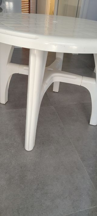 Mesa redonda blanca de plástico