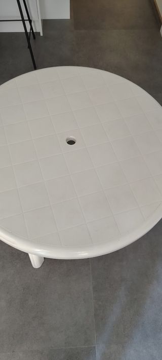 Mesa redonda blanca de plástico