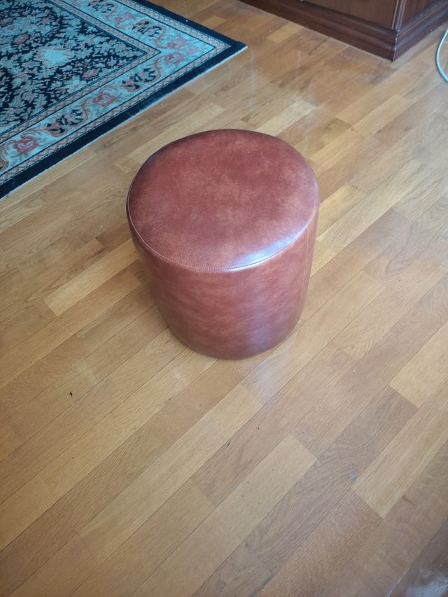 Puff marrón piel sintética