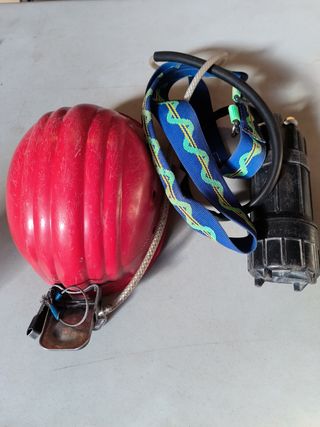 Casco espeleología con carburero. 