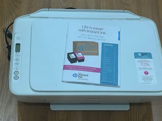 Impresora HP DeskJet blanca 2710