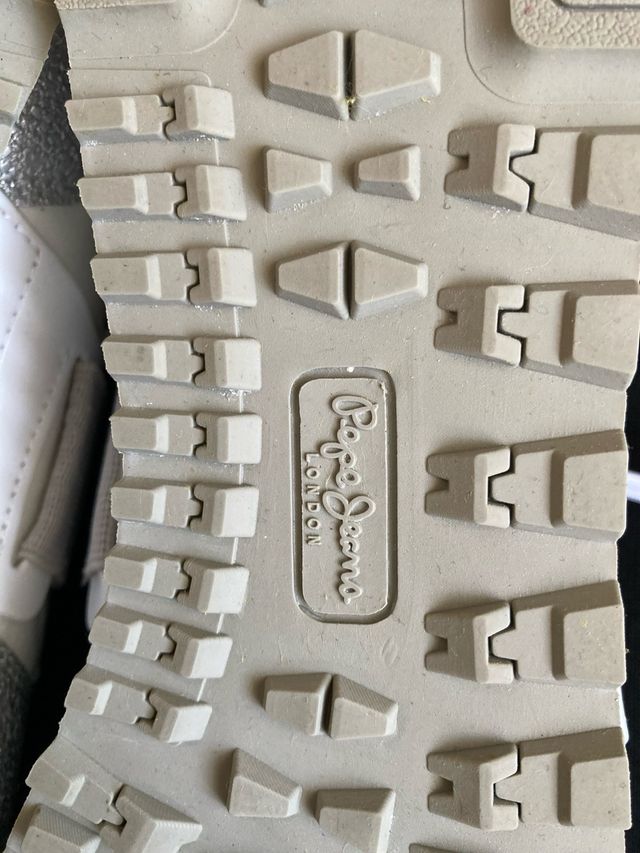 Zapatillas Pepe Jeans blancas y plateadas