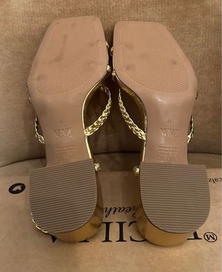 Sandalia dorada Zara, tacón medio, 1 solo uso,