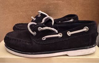 Zapatos náuticos ante niño marino, talla 30