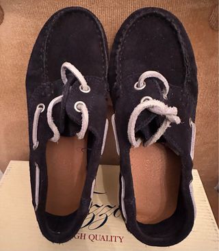 Zapatos náuticos ante niño marino, talla 30