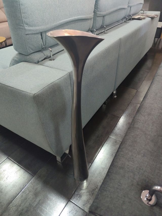 Jarrón metálico plateado