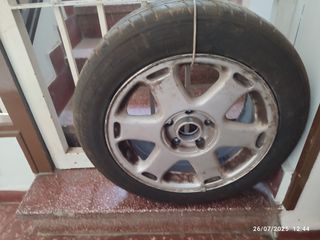 Rueda con neumático nuevo