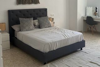 Cama tapizada gris - cabecero capitoné