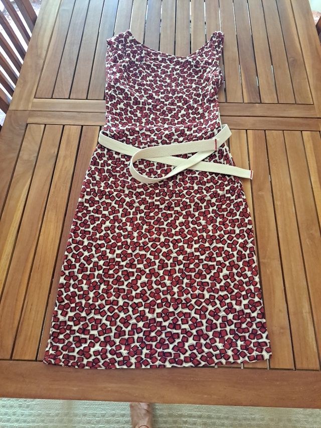 Vestido rojo y beige asimétrico