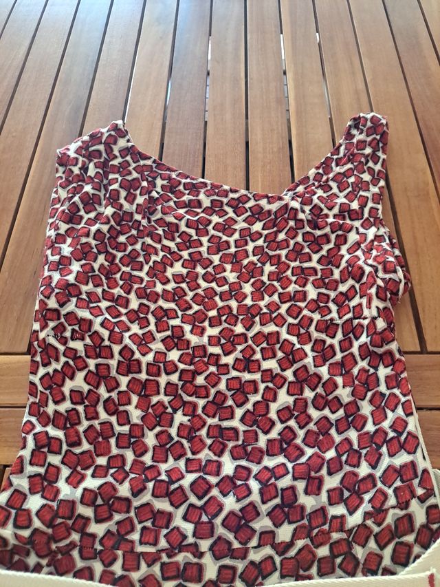 Vestido rojo y beige asimétrico