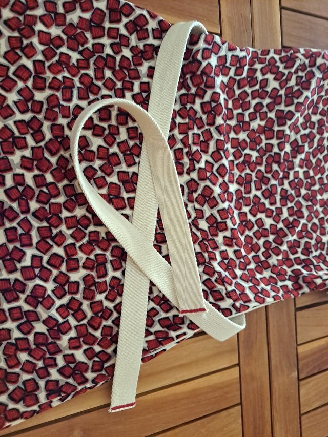 Vestido rojo y beige asimétrico