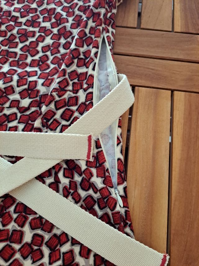 Vestido rojo y beige asimétrico