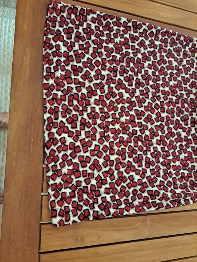 Vestido rojo y beige asimétrico