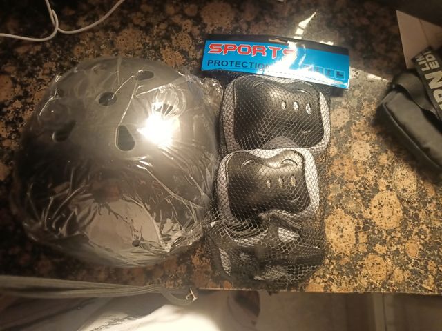 Casco y protecciones deportivas