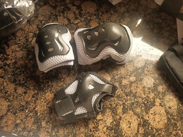 Casco y protecciones deportivas