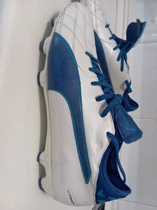 Botas fútbol T45 (tallan menos como un 44)