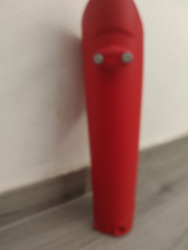 Protector horquilla moto rojo