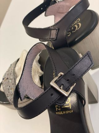 Sandalias azul marino con pedrereria. 