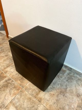 Puff cubo piel sintética negro. 40x45
