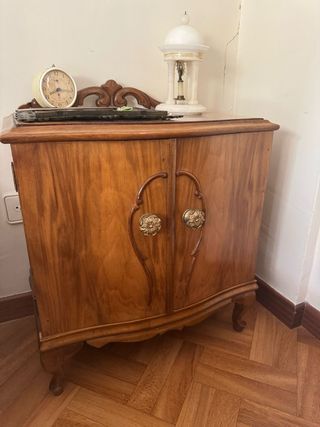 Mesita noche madera clásica