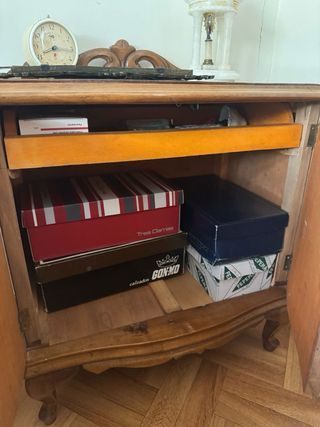 Mesita noche madera clásica