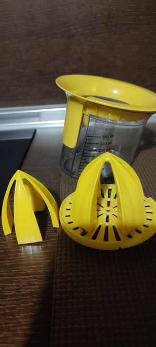 Exprimidor cítricos plástico amarillo