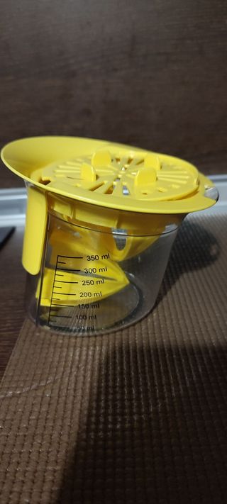 Exprimidor cítricos plástico amarillo